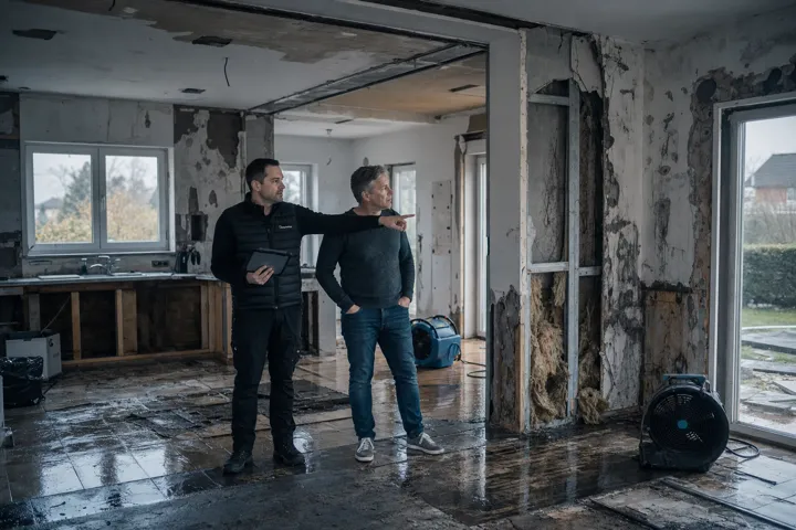 Regulierer erklärt einem Eigentümer den Wasser- und Brandschaden in dessen Haus